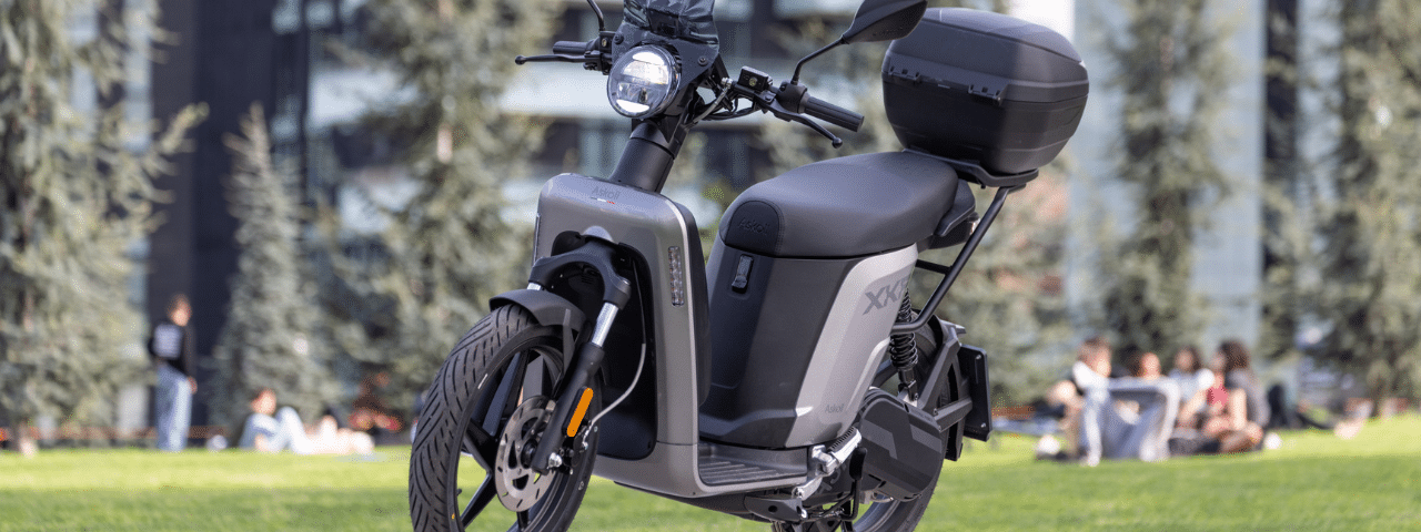 Askoll XKP 70 Connect - 80 Connect scooter en extérieur, gris