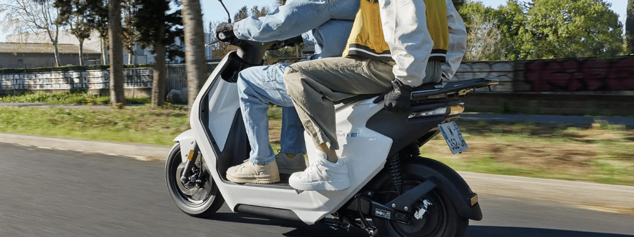 Honda EM1e scooter blanc qui roule montrant le biplace